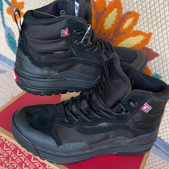 Vans WMNS Ultrarange Exo
Black/Black
VN0A4BVSBKA
Boots Sneakers - Picture 11 of 16